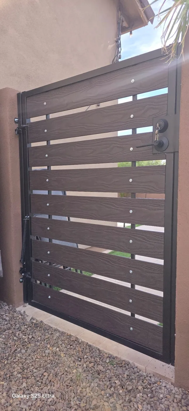 Horizontal slat privacy fence